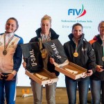 Zmagovalni_oder_49erFX_(jana_tretja_z_leve,_carlotta_sesta_z_leve)