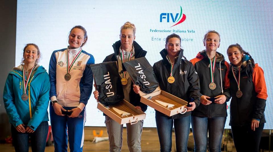 Zmagovalni_oder_49erFX_(jana_tretja_z_leve,_carlotta_sesta_z_leve)