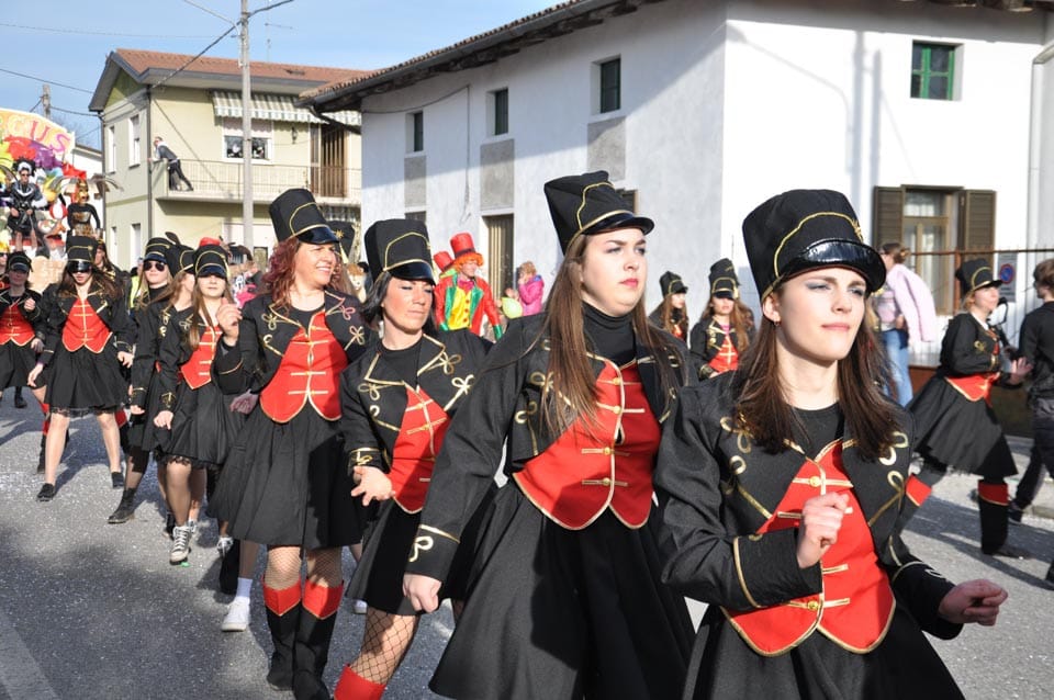 Pustni sprevod: ogromno ljudi (in športnikov) tudi v Sovodnjah
