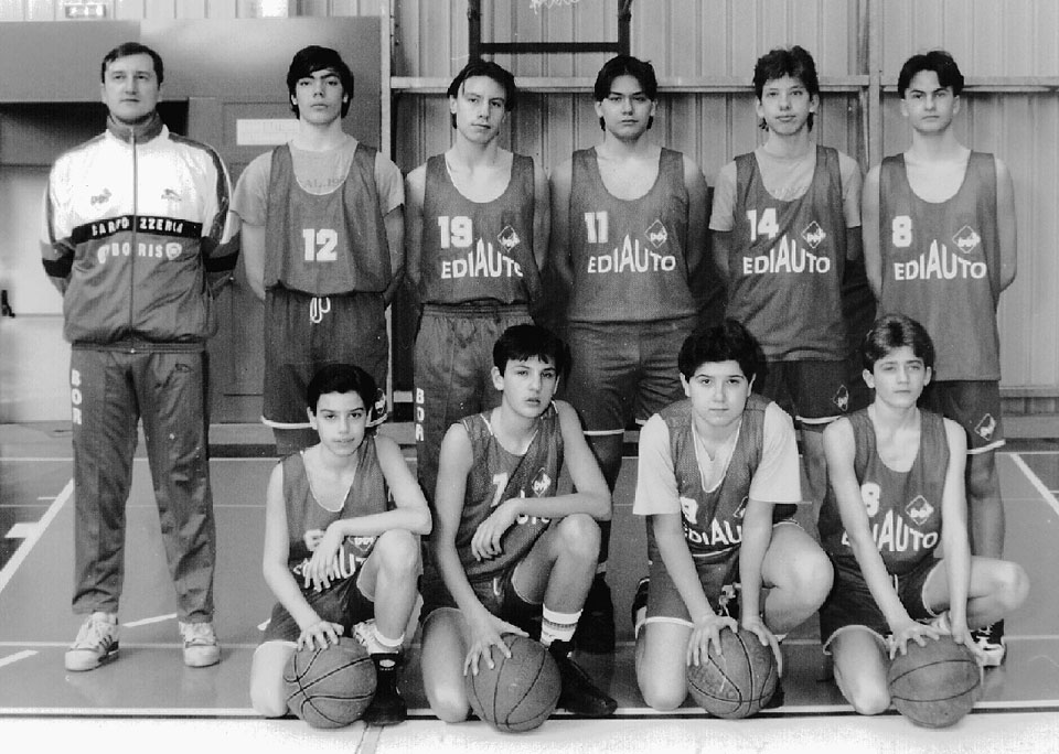 1995/96, Bor naraščajniki; stoje od leve: trener Jure Krečič, Manuel Pussini, Emanuel Lovriha, Devan Santi, Danilo Bosari, Riccardo Gaburro; kleče: Gerardo Tolentino, Dimitrij Smilovich, Niko Štokelj, Saša Krčalić