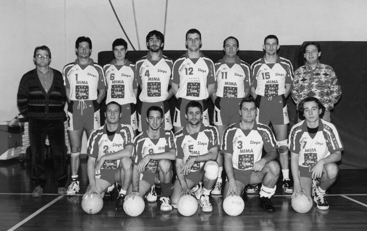 1998/99; Sloga Mima Eurospin; stoje od leve: trener Ivan Peterlin, Danilo Riolino, Matevž Peterlin, Carlo Celledoni, Edi Bosich, Maurizio Stabile, Walter Princi, pomožni trener Peter de Walderstein; kleče: Igor Veljak, Marko Mikolj, Lorenzo Colautti, Igor Štrajn, Tibor Drasič