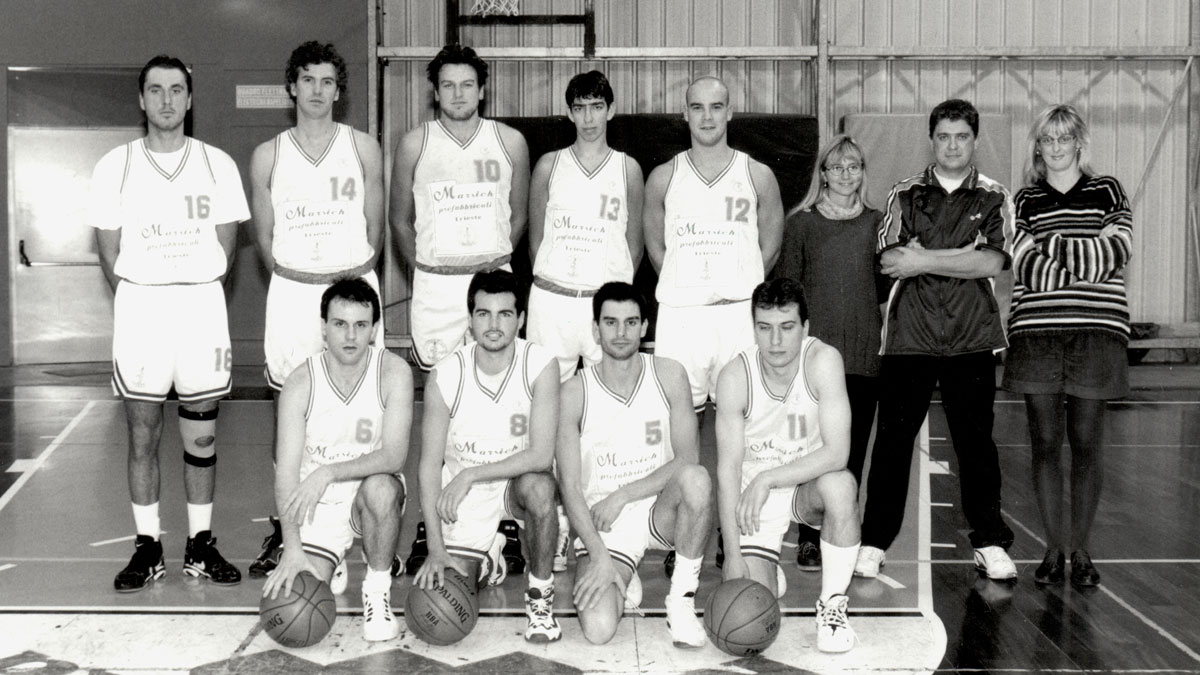 Cicibona 1997/98; stoje od leve: Mauro Bandi, Peter Furlan, Matej Pettirosso, Andrea Mura, Marko Uršič, odbornica Beatrice Kovačič, trener Rich Battilana, predsednica Lorenza Strain, čepe: Andrej Pavlica, Mauro Messini, Štefan Persi, Iztok Bajc