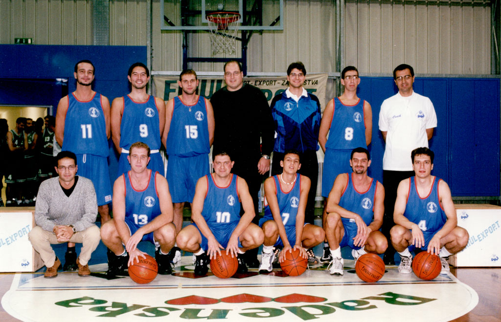 Cicibona 1999/2000; stoje od leve: Franco Carbonara, Martin Vidali, Marko Križmančič, Branko Jankovič, Alan Porporatti, Andrea Mura, trener Boris Vascotto; spremljevalec Dario Kovačič, David Štokelj, Riccardo Battilana, Dimitri Smilovich, Stefan Persi, Iztok Bajc