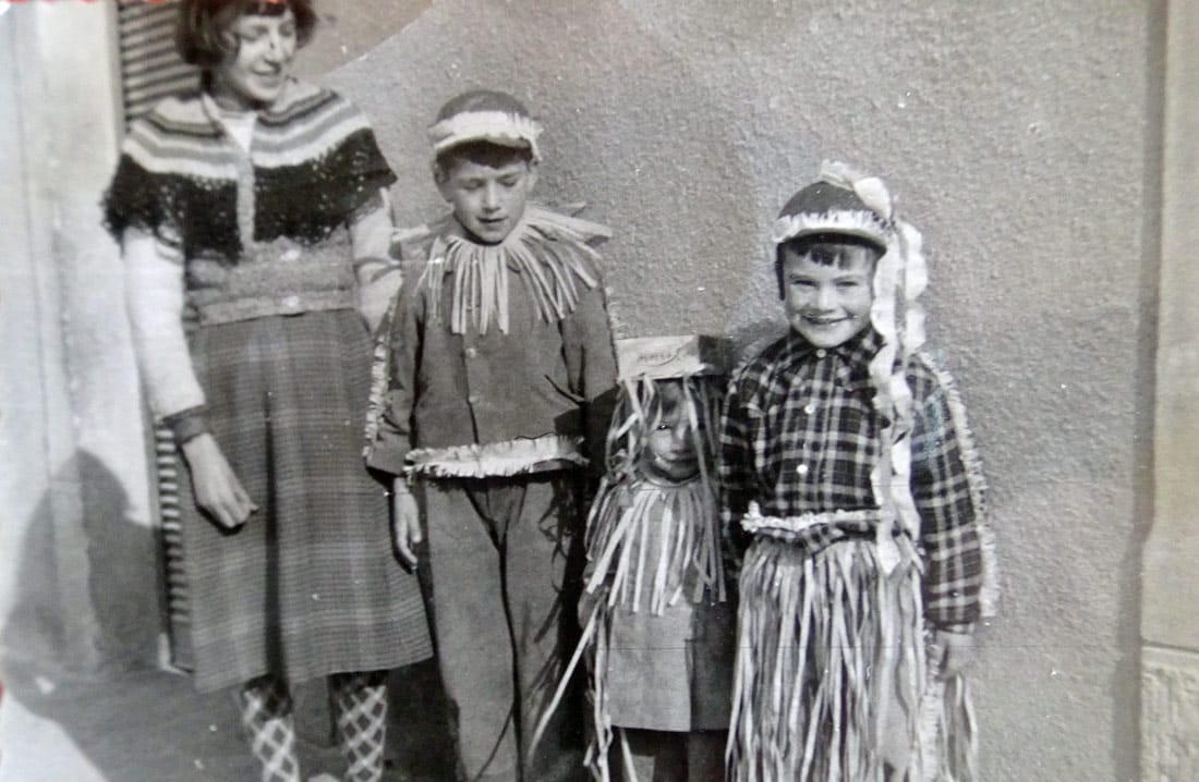 FOTO 8 - Pred trgovino. Od l.p.d.: Bruna Rebula (Kovačeva), Joško Rebula, Vitorjo in Dario Frandolič (slikano najbrž l.1957).