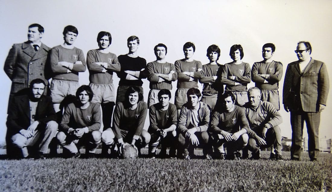 Torriana 1973/74. Trener Lucio Borges prvi od leve. Predsednik Zuttion prvi od desne proti levi. Frandolič tretji od leve čepe z žogo