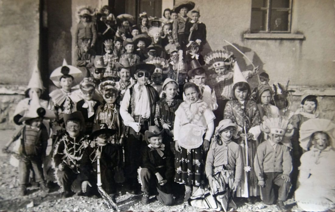 1 - fotografija pustnih šem pred šolo