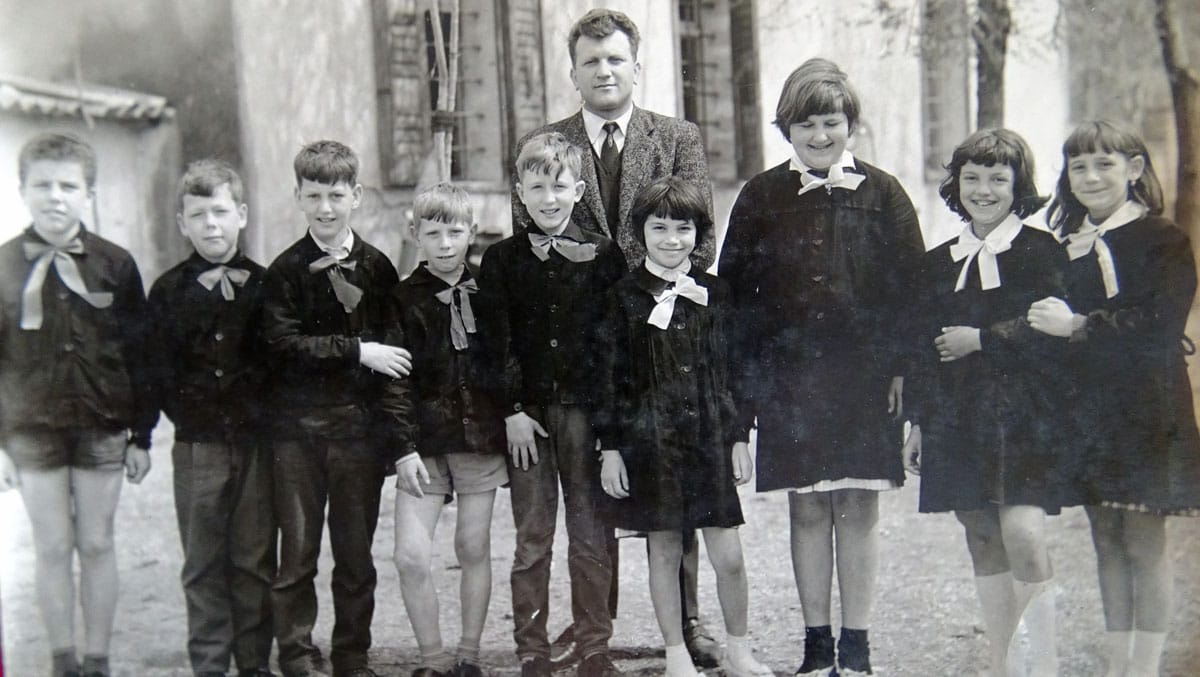 2 - fotografija tretjega razreda letnika 1953 z učiteljem Korošcem