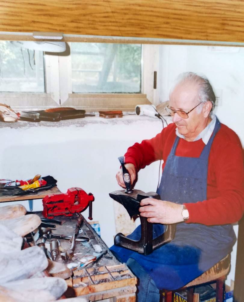 4 - Fotografija Dolfota Černica med delom. »A mi smo ga včasih izkoristili in začeli k njemu nositi tudi usnjeno žogo, ki smo jo kupili za približno 800 lir v športni trgovini Valsport v ul. Garibaldi v Gorici«.