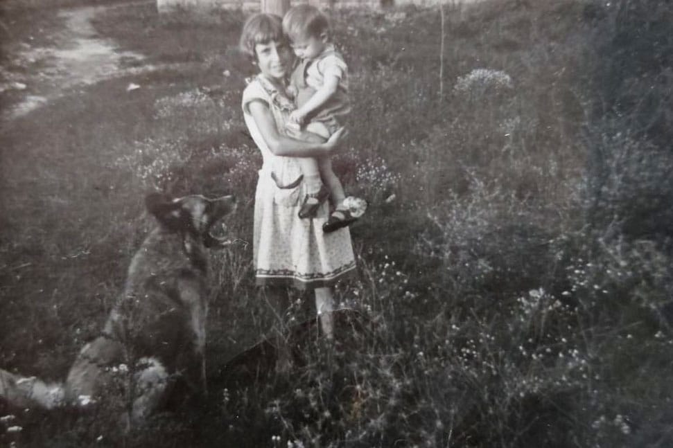 5 - V Njivci v Bruninem naročju. Ob njej moj dolgoletni varuh pes Jim. Psa so v vasi vsi poznali. Ko ga je lovec Ignac (Nacjo) Jelenov ustrelil - bil je že zelo star – so v Dragi otroci na njegovem grobu organizirali žalovalno procesijo.