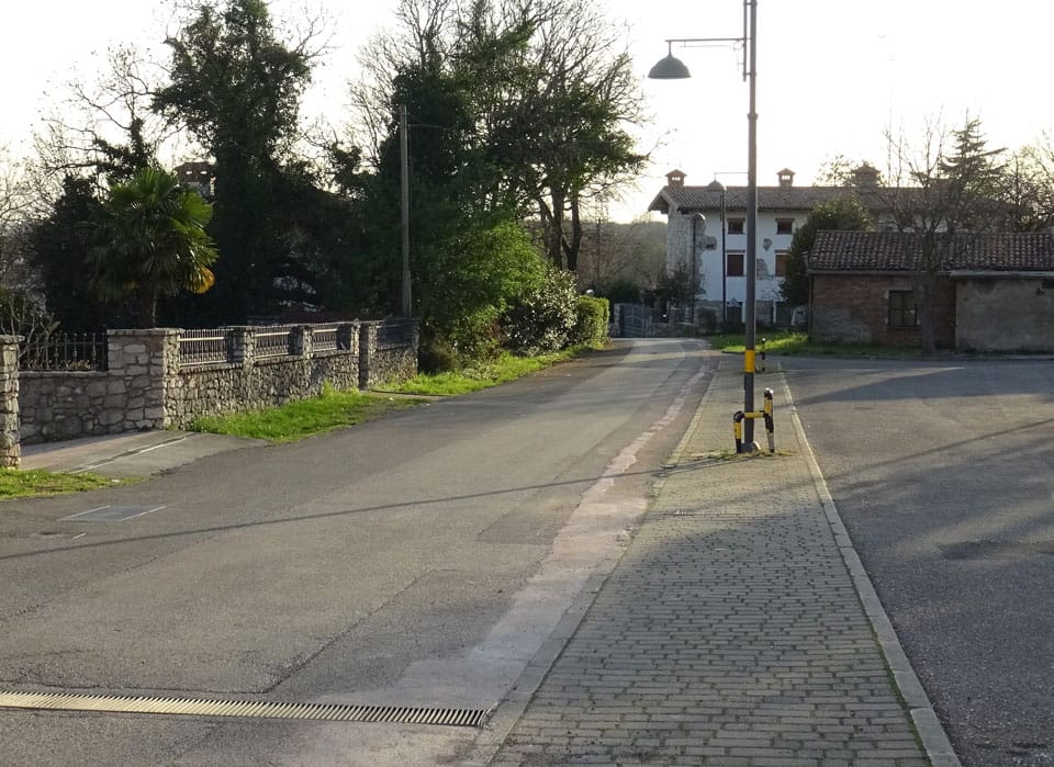 6 - Predno so zgradili cesto, so na tem kraju generacije otrok igrali nogomet.