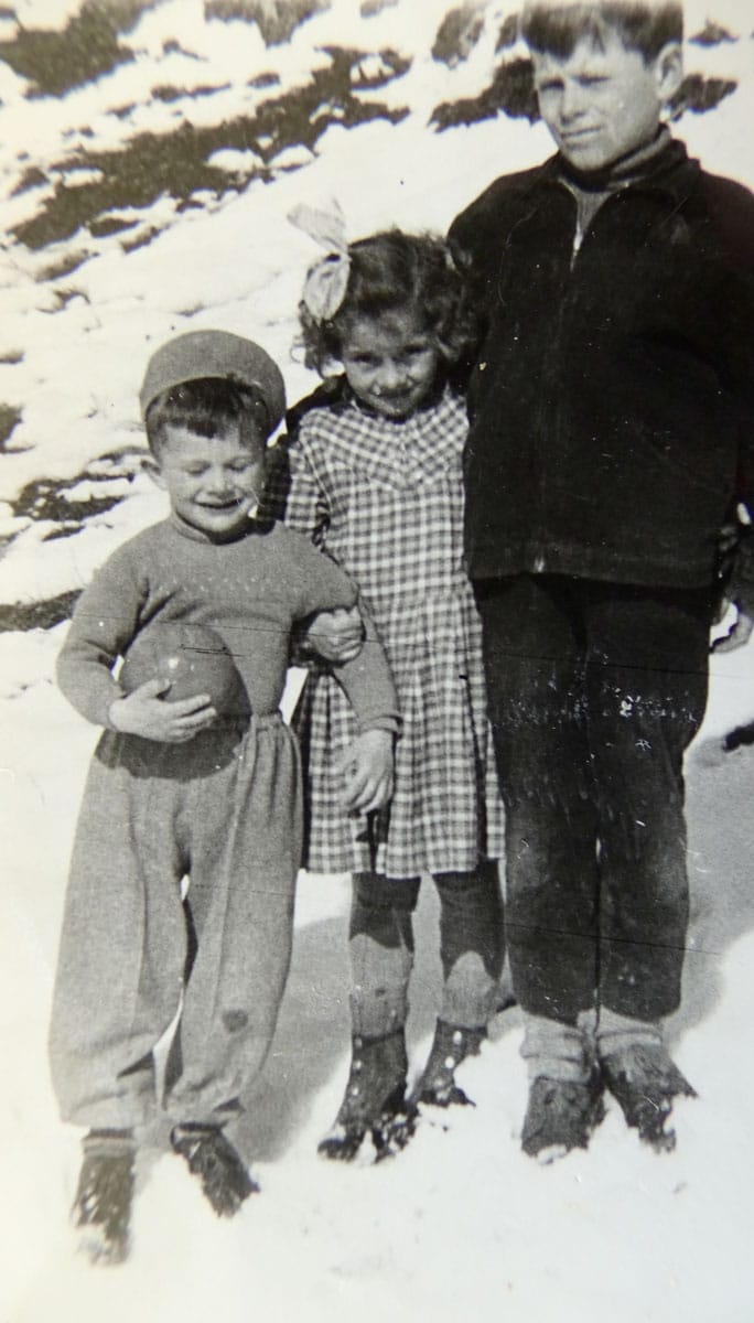 7 - Jaz držim v roki priljubljeno žogo, od katere sem se težko ločil. Ob meni je sestrična Marija in bratranec Vilko Ferletič (Pinčev). Foto l.1955 ali 1956.