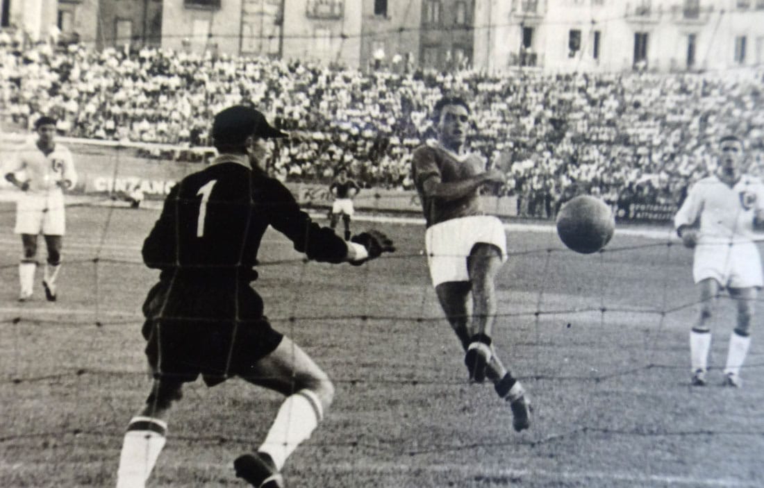 8 - Tekma Cirio: Napoli pred polnim stadionom na Vomeru. Po Karlovih besedah je igralec na sliki Luis Vinicio, bolj znan kot o lione (lev) (1932), brazilski napadalec, ki je dal v Italiji več kot 150 zadetkov v Serie A. Trener Dopolavora Ciria, kjer je 5 let igral Karlo, je bil l.1958-59 znani italijanski vratar in dolgoletni kapetan Napolija vratar Arnaldo Sentimenti II (1914-1997), leto zatem pa Ercole Castaldo (1926 - ...)