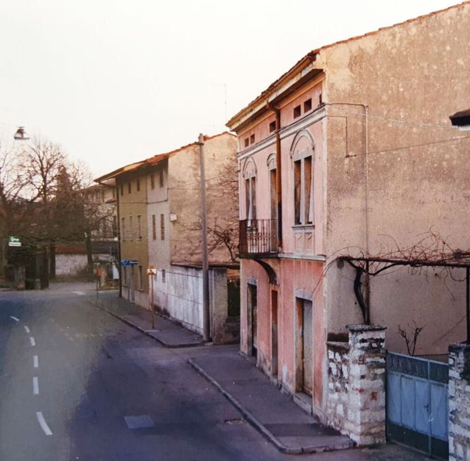 9 - Vitorjoteva in Medlineva hiša sredi vasi. Na koncu je viden vhod v Franconovo gostilno s širokim brjačem. V Medlinevi hiši v Rimski ulici je 15 let živel novinar Branko Lakovič. V Vitorjotevi hiši se je rodil avtor članka.
