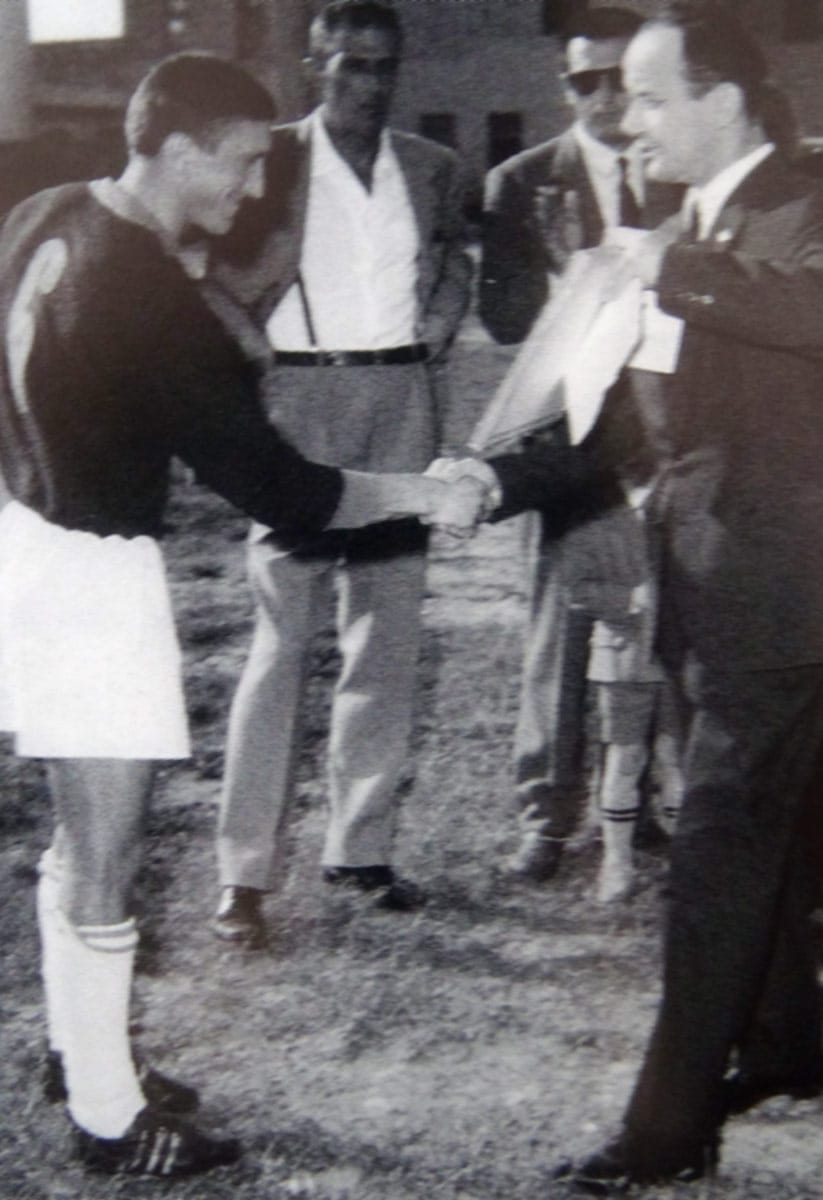 16 - Ennio Barbana dobi priznanje iz rok župana Umberta Blasuttija iz Ronk. Preminuli Ennio je bil prava ikona ronškega moštva. Zadnja leta kariere je odigral v Doberdobu, najprej kot igralec, zatem kot trener. Barbana zaradi svoje etične korektnosti simbolično predstavlja idealno vez med kraškim in laškim svetom.