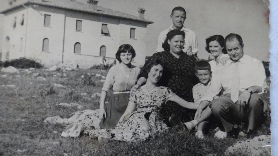 3. Družina Pizzo pred stavbo, ki jo je dalo zgraditi podjetje Solvay
