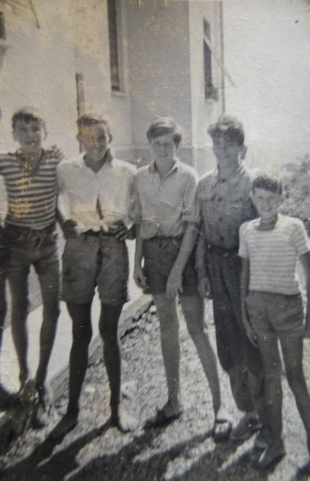 5. Vaški otroci pred ljudsko hišo v Adrii.