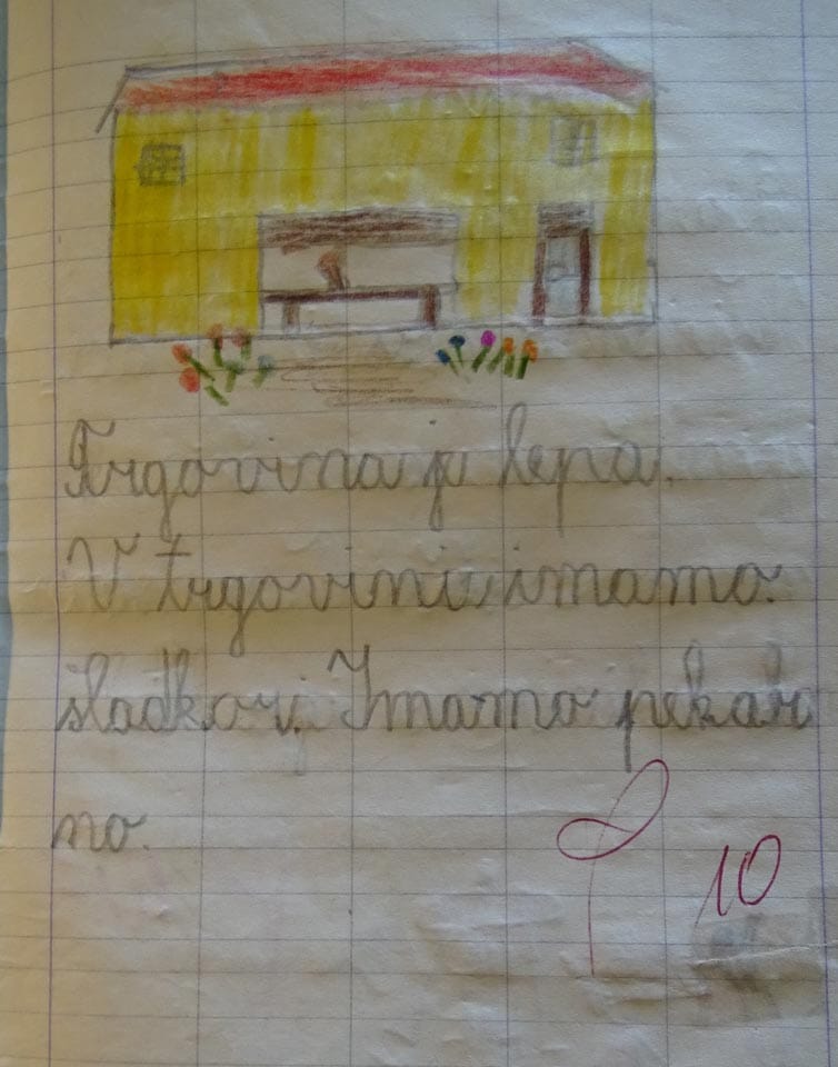 8.Naša hiša - Tako sem narisal našo hišo leta 1959 ali 1960: »Trgovina je lepa, v trgovini imamo sladkor. Imamo pekarno.« Pisal sem s svinčnikom, ne pa s črnilom, ker se ni dalo zbrisati napak. Opismenjevanje je šlo postopoma. Pri pisanju s črnilom je bilo potrebno biti zelo pazljiv in natančen. Učiteljica me je tudi nagradila z lepo oceno.