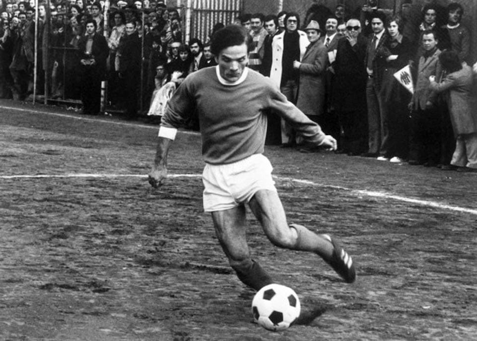 1. Foto 
Furlanski pisatelj in režiser Pier Paolo Pasolini (1922 - 1975) je aktivno igral do pozne starosti in bil velik ljubitelj nogometa.
