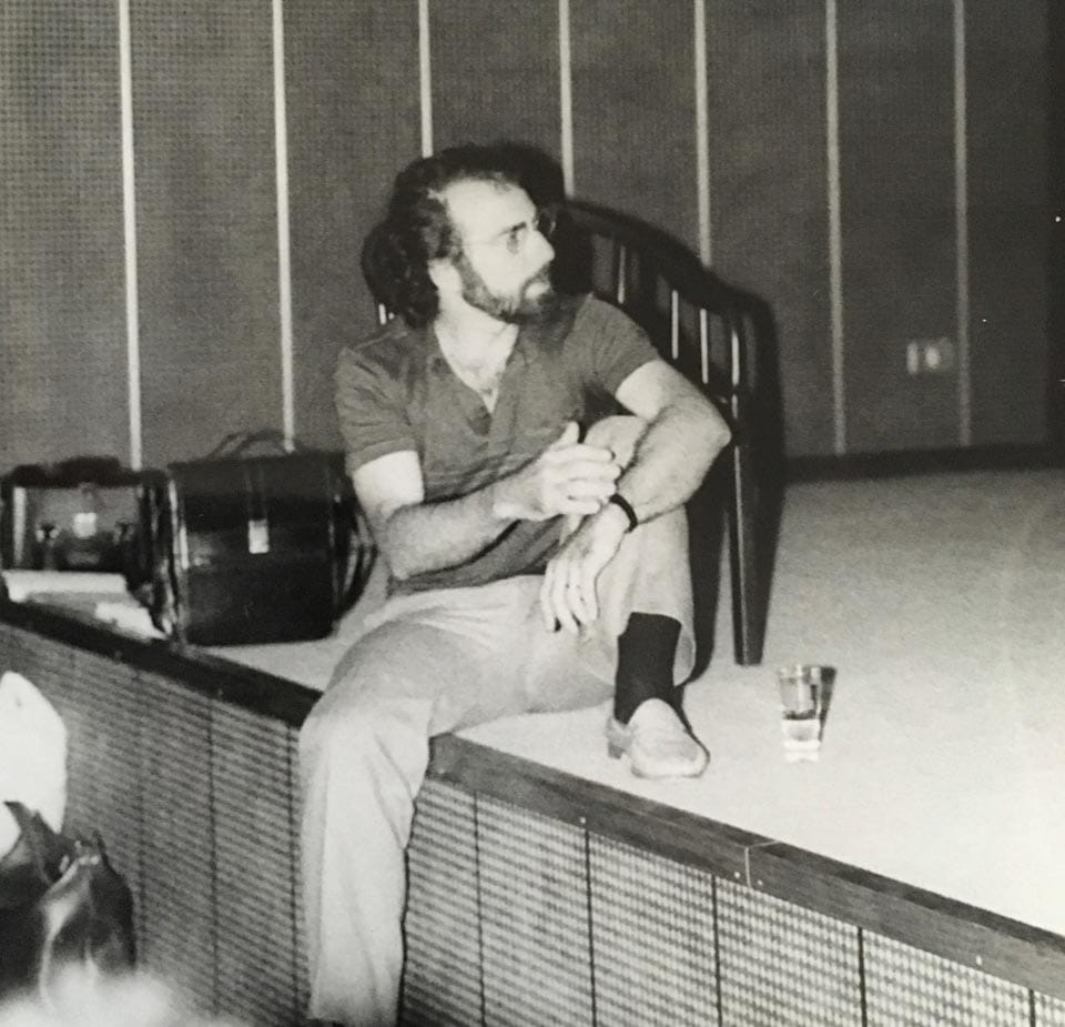 6. Foto
Dominique de Fazio v dvorani Kulturnega doma v Gorici septembra 1982. Dominique je član Actor Studia in bil 11 let asistent Lee Strasberga.