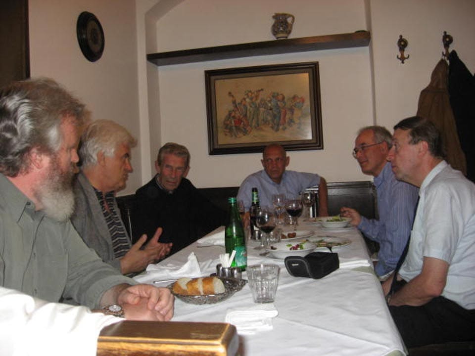 8.foto
Med srečanjem s predstavniki NZS (Nogometne zveze Slovenije)
Od l.p.desni: Andrej in Janez Vajevec, Wiel Coerver, Matjaž Jakopič, direktor slovenskih reprezentanc, selektor Zdenko Verdenik in Bogdan Trope, sekretar nogometnih trenerjev Slovenije.