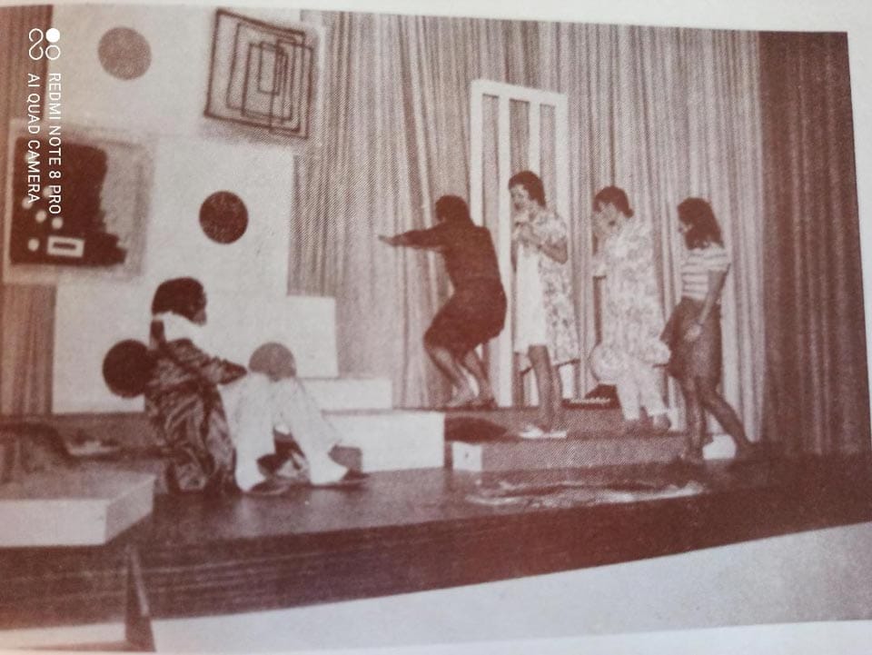Foto 2
V Katoliškem domu v Gorici leta 1973. Prizor iz igre Srečni dnevi. Jaz sem tretji stoje. Velike zasluge, da sem se začel zanimati za igro, je na začetku imel Silvan Kerševan. Režiral je Aleksij Pregarc.