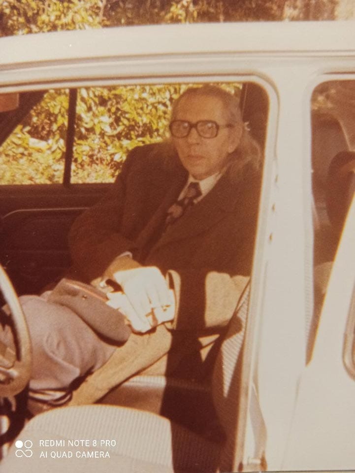 foto 5
Dramatik Ivan Mrak v mojem avtu “jetti”. Fotografijo sem naredil nekaj ur pred premiero “Jezusovega procesa”. Med prsti drži cigareto. Mrak je bil eden vidnejših slovenskih oporečnikov po drugi svetovni vojni. Težko je hodil.