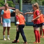 Prvoligašici Kaja Eržen in Dominika Čonč na obisku pri NK Kr