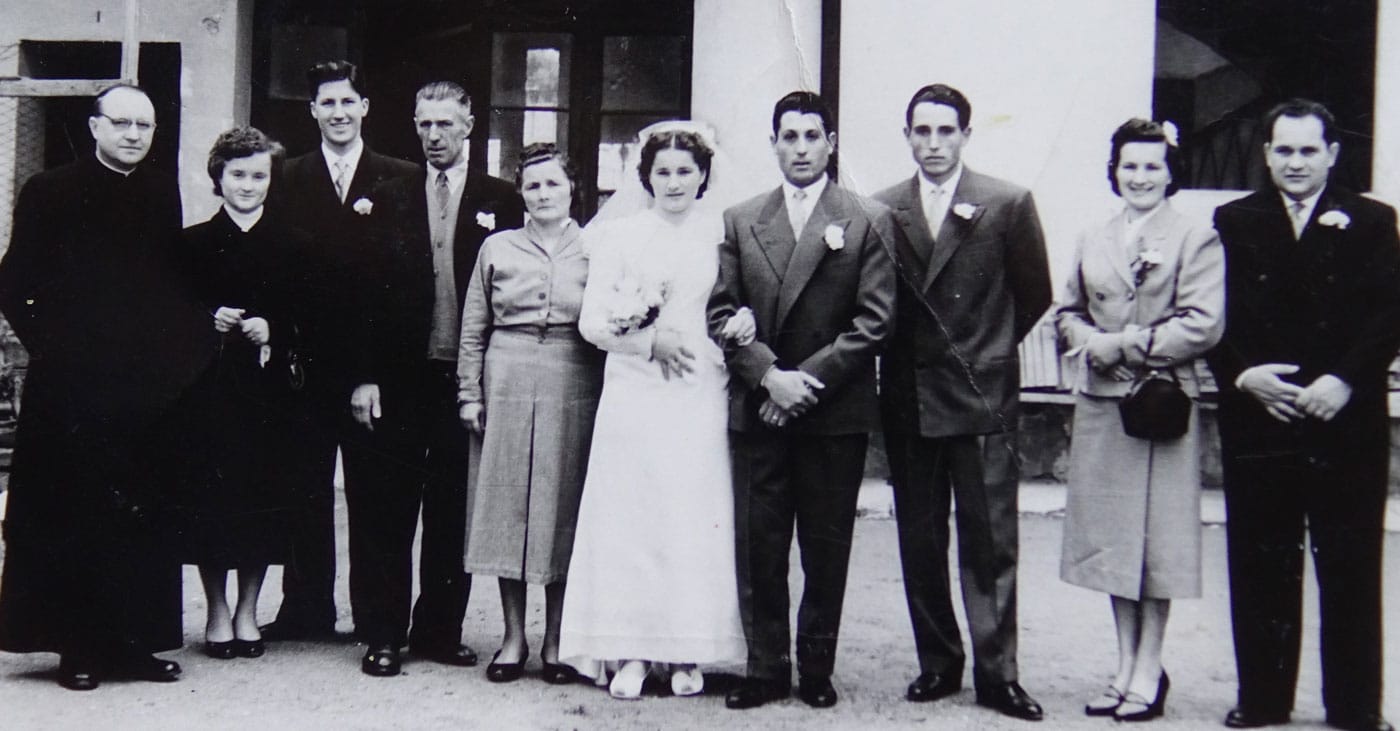 Foto 4 - Rudolf Klinec, škofijski kancler, prvi z leve, je maševal na poroki moje tete Judite Rožič, por. Capobianco.