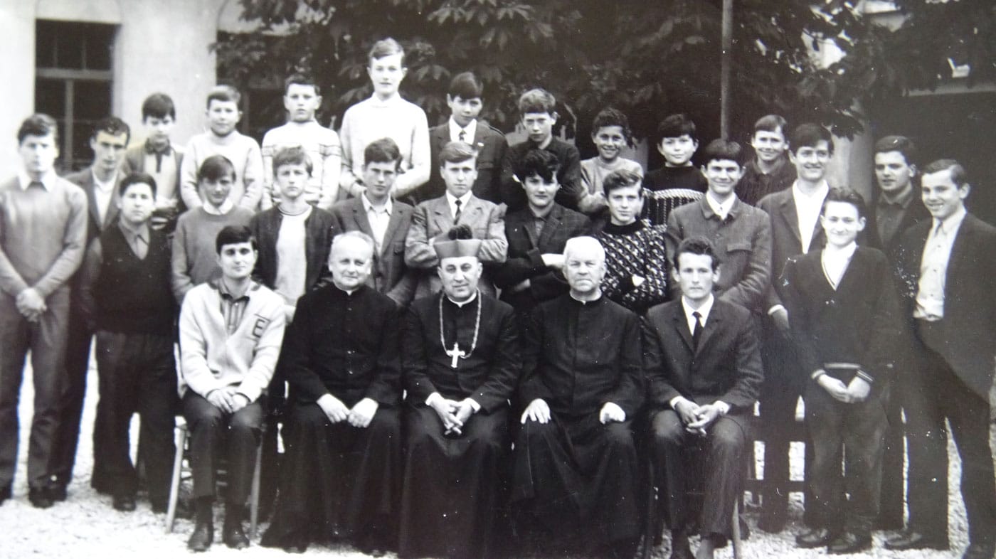 Gojenci Alojzijevišča ob obisku škofa P. Cocolina, ki je dobro govoril slovensko. Ob njem sedijo vodilni: prefekt E. Susič, msrg. F. Močnik, Škof P. Cocolin, J. Eržen in prefekt D. Pintar.