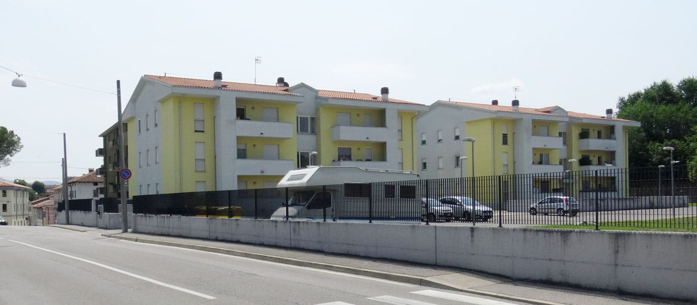 Foto 7 - Nekdanji vhod v zavod Alojzijevišče. Tu je po vojni v spodnjem delu stavbe bila nastanjena finančna straža. Danes so na tem mestu stanovanja. V ozadju na levi je imel sedež časopis Katoliški glas.