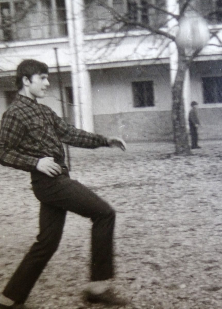 Foto 12 -  V zavodu je bilo priporočljivo igrati odbojko. Jaz pa sem raje igral preigraval sošolce in žongliral z žogo.