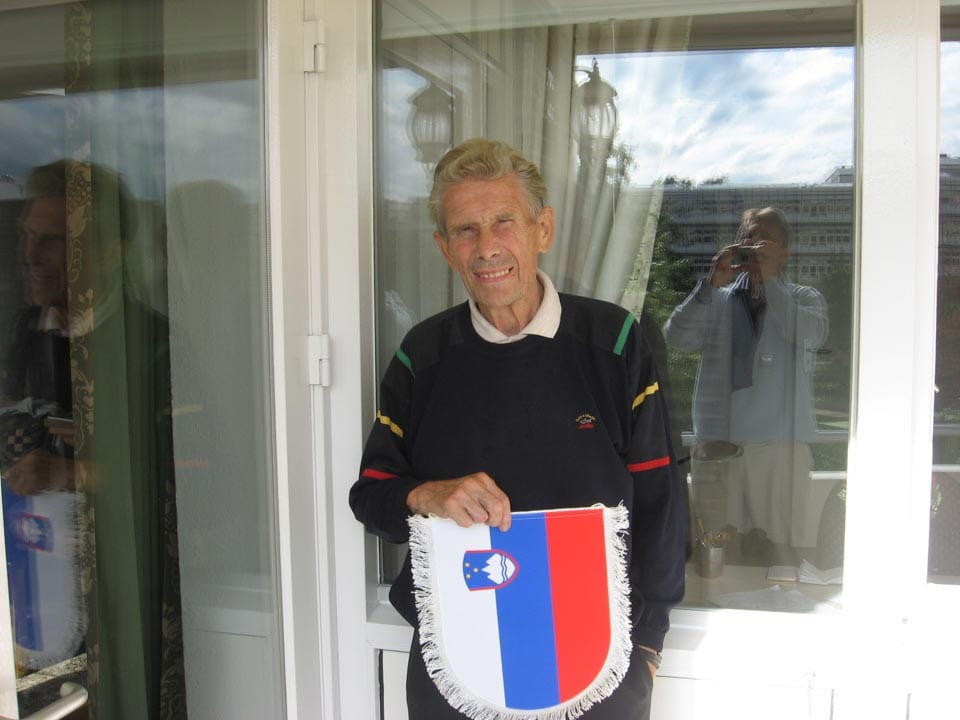 FOTO 1
Wiel Coerver s slovensko zastavico l.2006: taka fotografija bi bila nemogoča 16 let prej. Zastavico in akreditacijo za obisk Ajaxa sem dobil od trenerske organizacije NZS. Sproti sem se oglasil še pri trenerju W. Coerverju.
