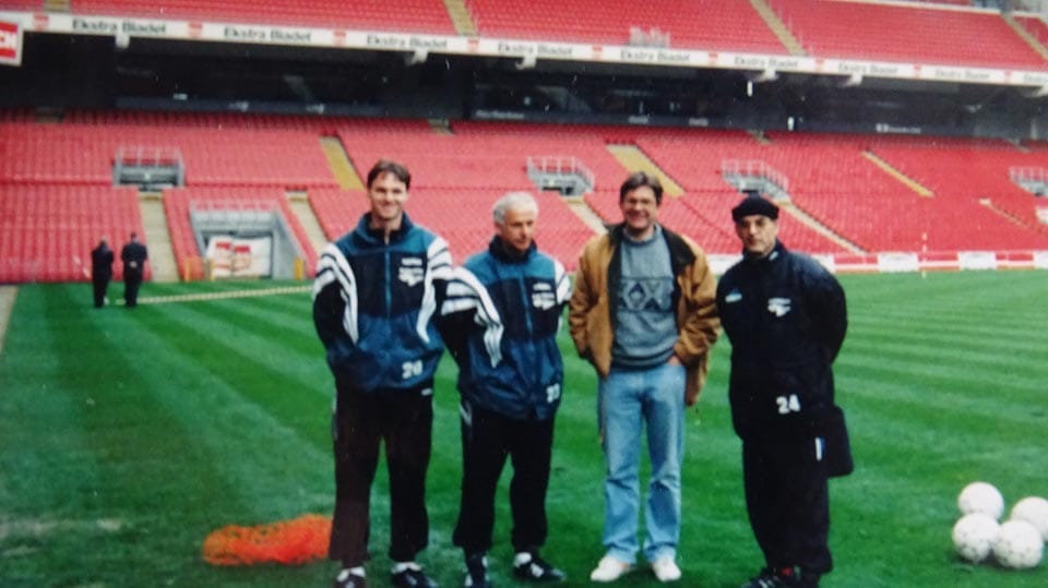 FOTO 2
Na stadionu Parken v Kobenhavnu pred tekmo Danska: Slovenija za evropske kvalifikacije. Od l. vratar Zupan, pomočnik Andrejašič, Frandolič in Verdenik. Če ne bi bilo države Slovenije, bi mene in še marsikaterega  l.1994-95 sploh ne bilo zraven.