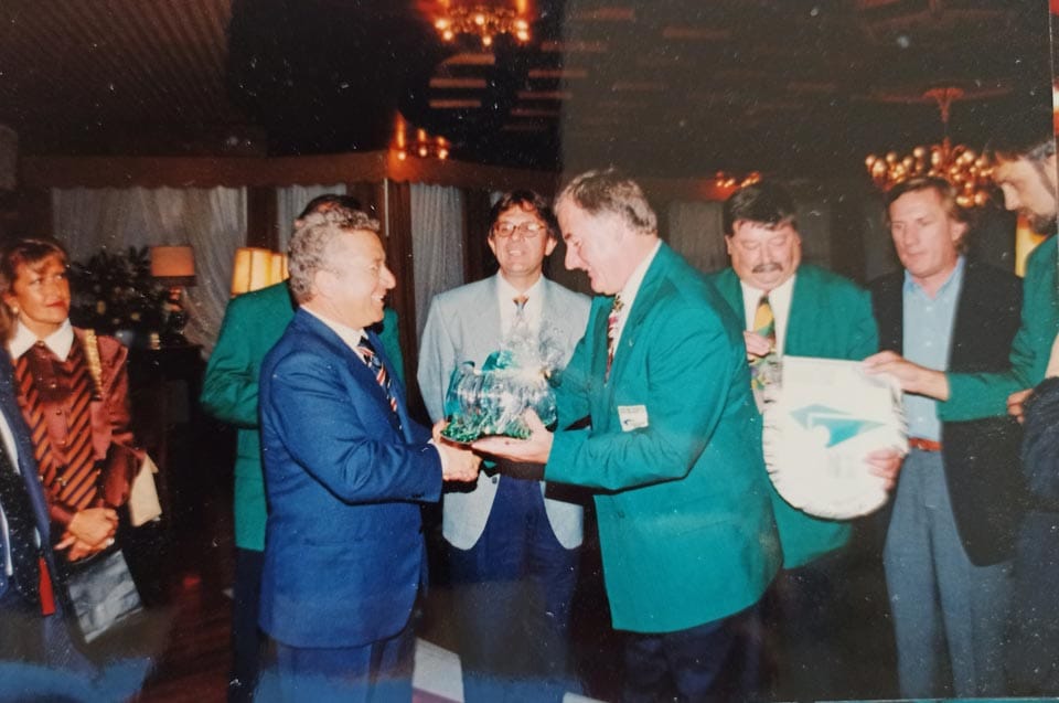 FOTO 4
Videm, september 1995. Od leve proti desni: Pozzova žena, predsednik FIGC Mattarese, jaz kot prevajalec, predsednik NZS Rudi Zavrl, podpredsednik Ilešič, predsednik Coni-ja G. Brandolin, tajnik nog. Zveze Slovenije.
