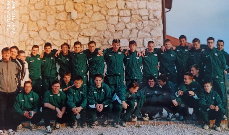 FOTO 10
Reprezentanca Slovenije (U-18) v Doberdobu 22.04.2003. Srečanja med zamejskimi ekipami in klubi iz Slovenije je bilo pred osamosvojitvijo in po njej nekaj običajnega. V Doberdobu je gostovalo veliko slovenskih prvoligašev. Danes so se odnosi toliko zbirokratizirali, da je kaj podobnega težko izvedljivo. Pa tudi narodni naboj ni več tako živ.