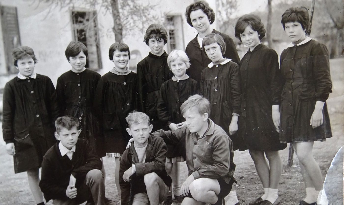 Foto 1 - Leta 1963 sem zaključil osnovno šolo v Doberdobu. Od osmih deklet v 5. razredu je le Franka Ferletič - tretja z l. pr. desni - nadaljevala šolanje v Gorici. Od treh fantov sva nadaljevala le jaz (prvi spodaj čepè na levi ) in Leon Missio (tretji). Od dvanajstih učencev so se torej vpisali v Gorico le trije.