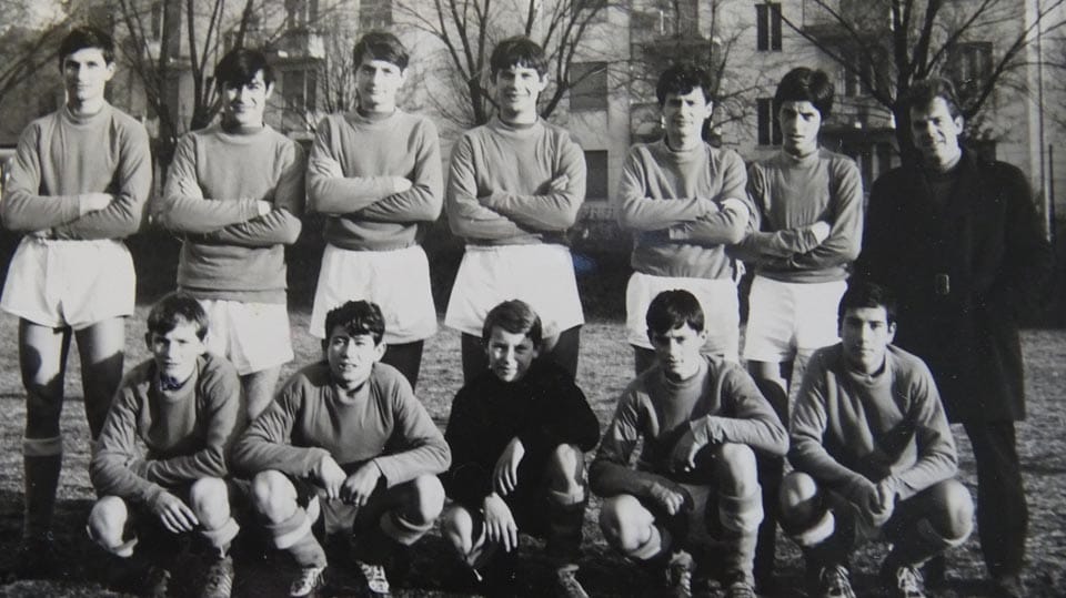 Foto 1 Naraščajniki Pro Gorizie. Na stadionu »Gluhonemih« v Gorici. Jaz sem četrti iz leve proti desni stoje. Na skrajni levi je goriški skavt Duilio Nardon. V klubu je bil ene vrste »faktotum«.