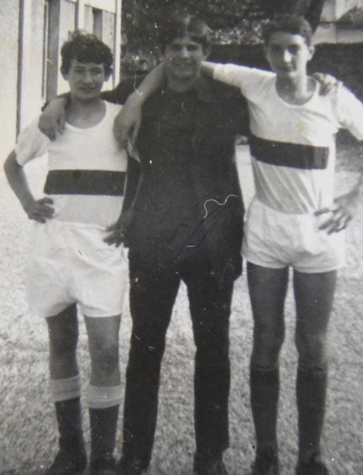 FOTO 2 S soigralcema Milotti in neznani pred stadionom v ul. Baiamonti.