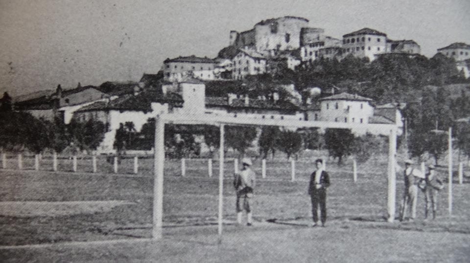 Foto 4 Na stadionu v ul. Lantieri. Fotografirano skoraj iz iste pozicije kot zgoraj. Uničenje Gorice in okolice med prvo vojno je prispevalo, da je veliko Primorcev emigriralo v Ljubljano. Vhod je danes v ul. Baiamonti. Na tem stadionu igra Audax, druga mestna ekipa.