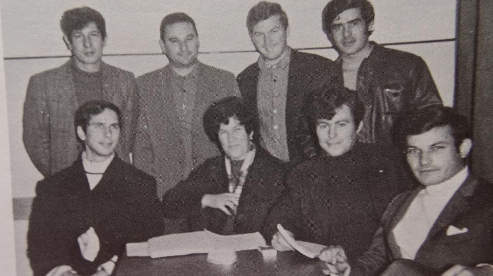 1. foto
Ustanovitev ŠZ Mladost
Imena članov: B. Dužman, H.Gergolet, M.Gergolet, K. Lavrenčič (stoje)
M. Lavrenčič, M.Pahor, G.Ulian, F. Lavrenčič (sede)