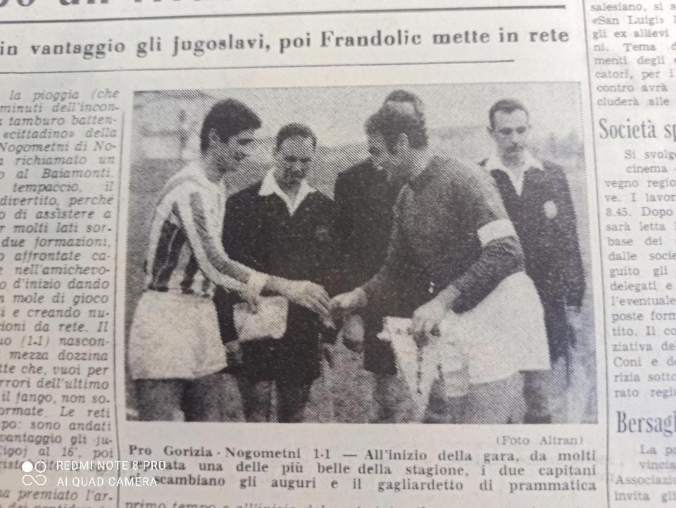 Foto 8
Članek v Piccolu o mednarodnem srečanju med obema Goricama
Srečanje proti NK Vozila iz Gorice na stadionu Baiamonti 30.01.1971. Bilo je moje prvo srečanje s slovenskimi (jugoslovanskimi) igralci. Na sliki sta Miljenko Linzender in Mario Marangon.