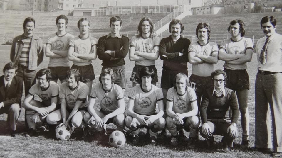 FOTO 6 Na stadionu Grezar.
Zgoraj: Trener Lippot, Acquavite, Francini, Deiuri?, Metti, Vatta, Bonanno, De Pellegrin, spremljevalec in novinar Trebiciani;
spodaj: Menichino, Antonelli, Frandolič, Smrekar, Samese, Zaccaria, …