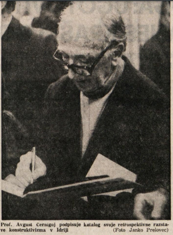 Foto 2 Avgust Černigoj podpisuje monografijo ob razstavi v Idriji. Retrospektivna razstava v Idriji (1978) je prikazala njegov konstruktivistični prispevek v dvajsetih letih in ga s spremnimi študijami znanstveno ovrednotila. Na razstavi sem bil tudi sam. Kakšen dan yatem sem šel v vojsko.