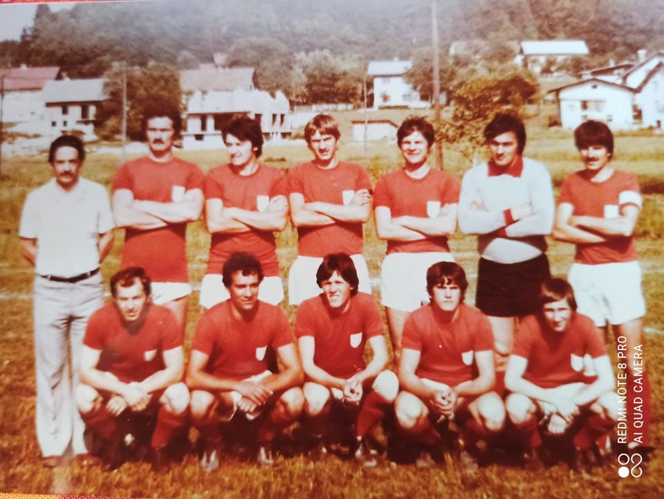 Foto 1: Verjetno na prijateljski tekmi proti veteranom Olimpije. Jaz sem peti iz desne proti levi. Ob strani je trener L. Pertič