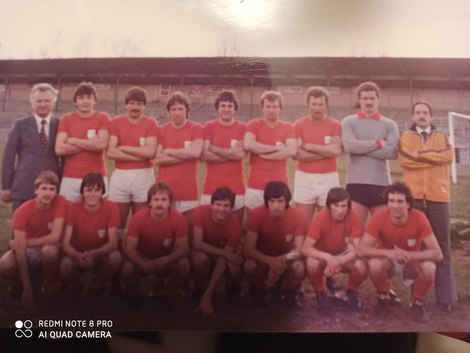Foto 7: Moštvo Zarje 1978/79. Lučo je zadnji stoje na desni strani. Jaz sem ob Sameseju četrti z leve p. desni.