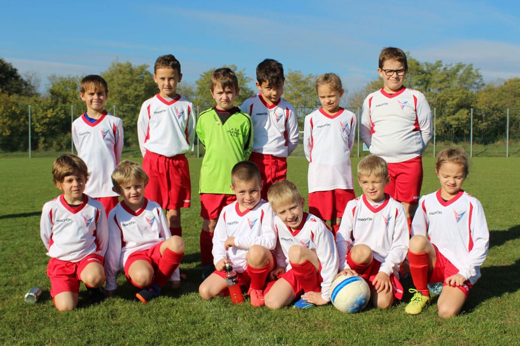 Mladost under 8; stoje od leve: Niccolò Sfiligoi, Thomas Luisa, Alexei Belec, Christopher Ferletic, Elisa Milanese, Matija Bursich,
čepe od leve: Ian Marinaz, Alessio Pizzo, Itan Jarc, David Bursich, Alex Cecchini, Mirjam Milanese.