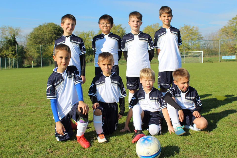 Sovodnje under 8; stoje od leve: Matej Marsič, Bryan Faidiga, Ryan Braione, Nicola Verre; čepe od leve: Ivan Campodall’Orto, Leonardo Terpin, Elia Jack Pintar, Evan Mattiuz.