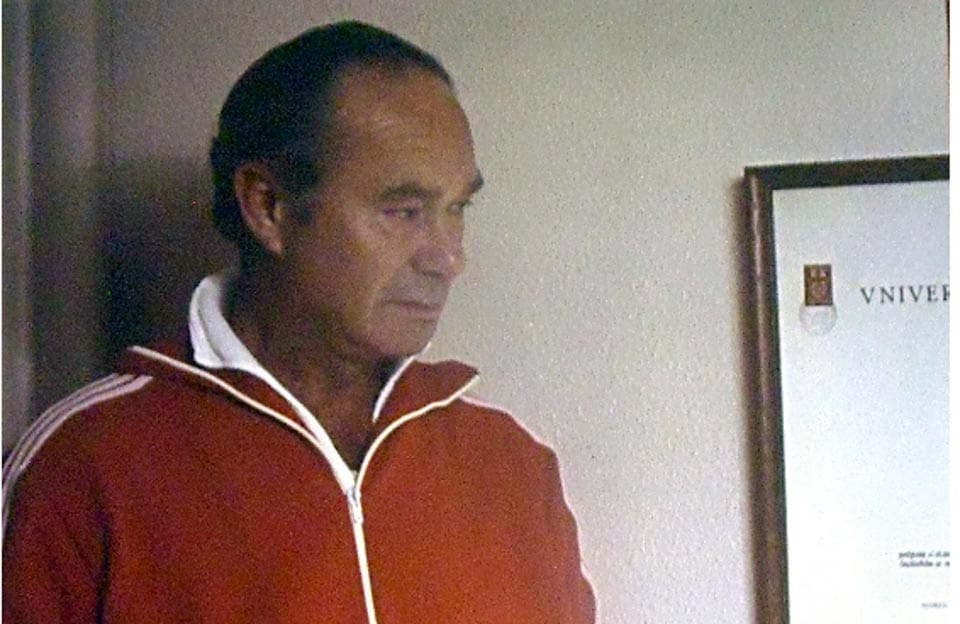 14. foto F. Fadrhonc je verjetno bil najbolj izobražen trener v povojnem nizozemskem nogometu. Tu ga vidimo
ob doktorski diplomi praške Karlove univerze. Ni čudno, da so mu kolegi zavidali.