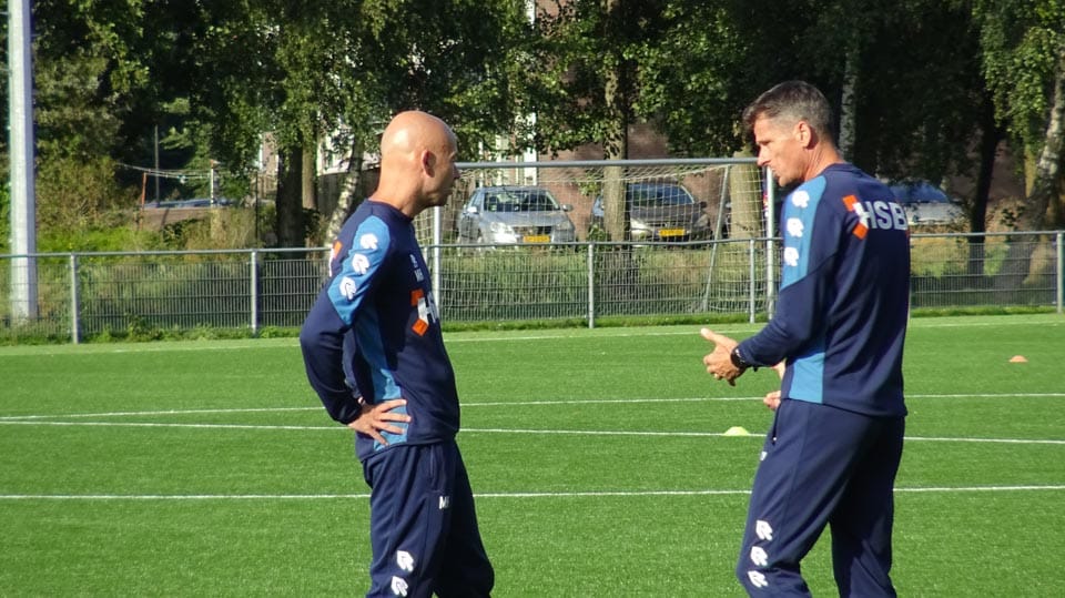 16. foto Mikel Hordijk in Wim Jonk v pogovoru pred treningom na pomožnem igrišču v Volendamu.