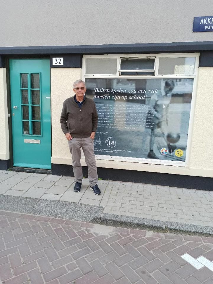 4. foto Akkerstraat: V tej hiši je živel J. Cruyff.
Na njej piše: Igrati na odprtem bi moral postati šolski predmet